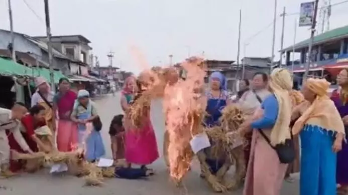 Effigies of top officials burnt in Manipur; 48-hour bandh Effigies of top officials burnt in Manipur; 48-hour bandh