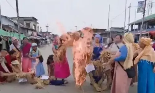 Effigies of top officials burnt in Manipur; 48-hour bandh Effigies of top officials burnt in Manipur; 48-hour bandh