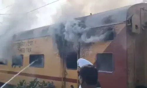 Massive fire breaks out on Daund-Pune DEMU train due to short circuit Massive fire breaks out on Daund-Pune DEMU train due to short circuit