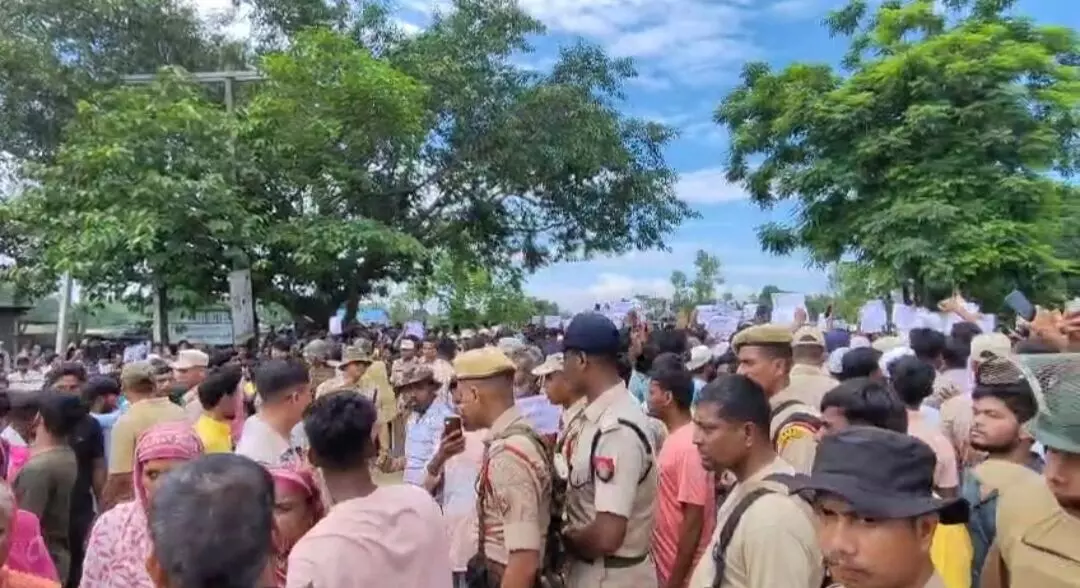 9 AIUDF MLAs detained on the road for protesting eviction in Chapar 9 AIUDF MLAs detained on the road for protesting eviction in Chapar