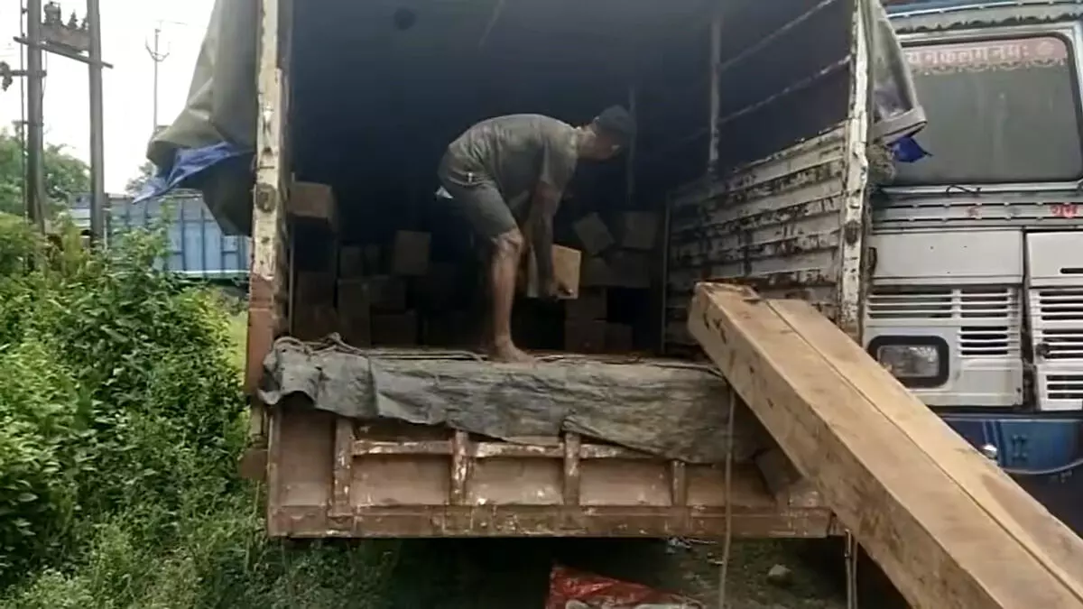 Illegal teak wood worth ₹10 lakh seized in Srirampur, 2 arrested Illegal teak wood worth ₹10 lakh seized in Srirampur, 2 arrested